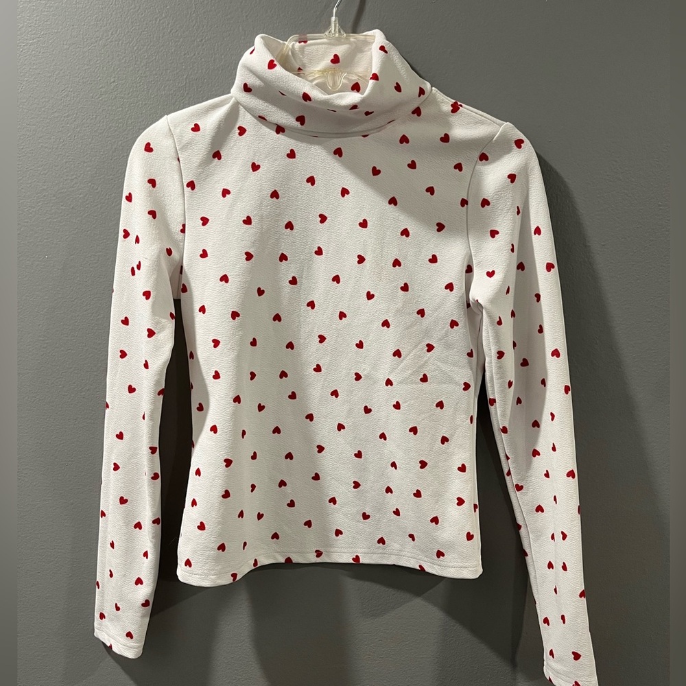 Red heart pattern white turtleneck